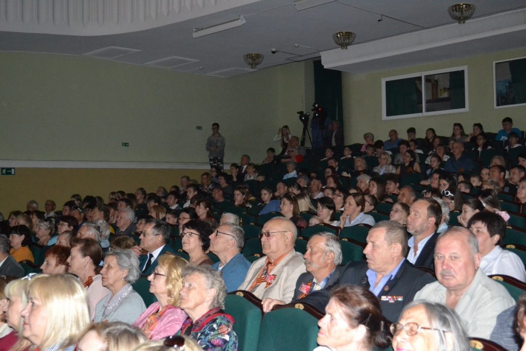 Волгоградские чернобыльцы в переполненном зале Музыкального театра на театрализованном представлении «Май начинался в феврале».