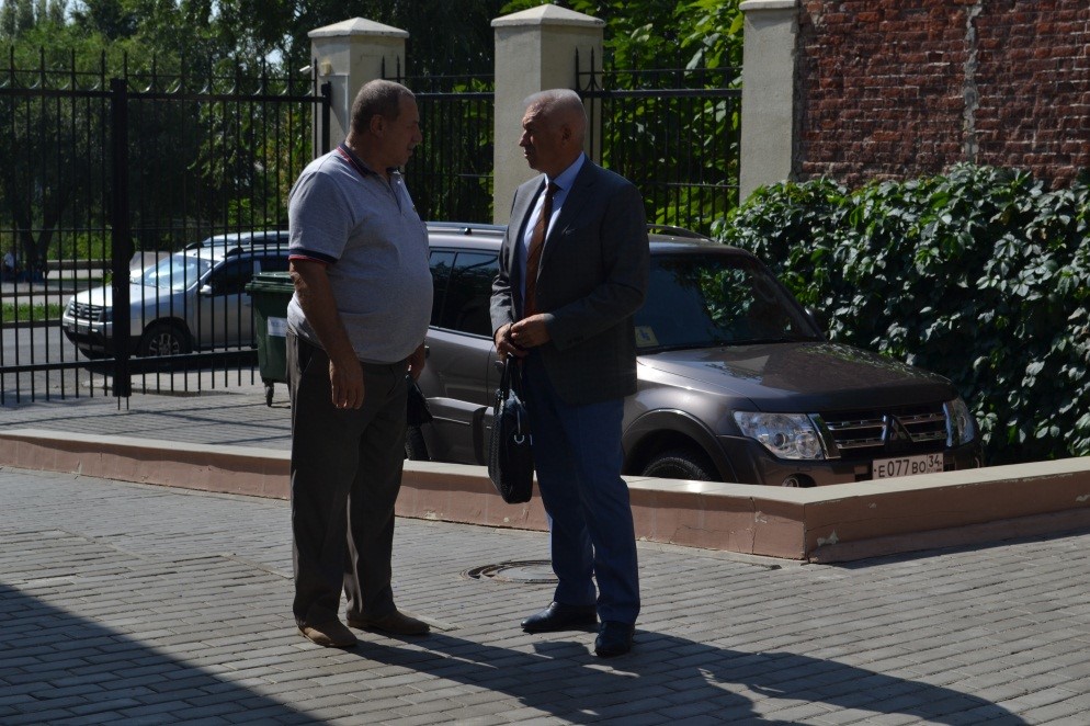 На фото: заместитель губернатора Волгоградской области А. И. Блошкин всегда открыт для общения